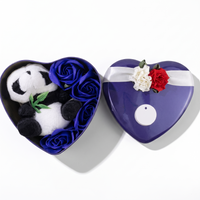 Stitch Kuscheltier Geschenkbox Herz Valentinstag - Frontalansicht auf weißem Hintergrund