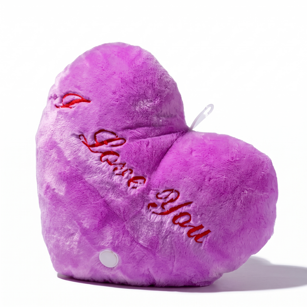 Lila Herz-Plüschkissen I Love You - Weißer Hintergrund Frontal