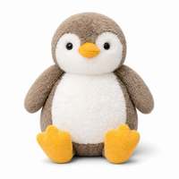 Flauschiges Pinguin Kuscheltier - Weißer Hintergrund frontal