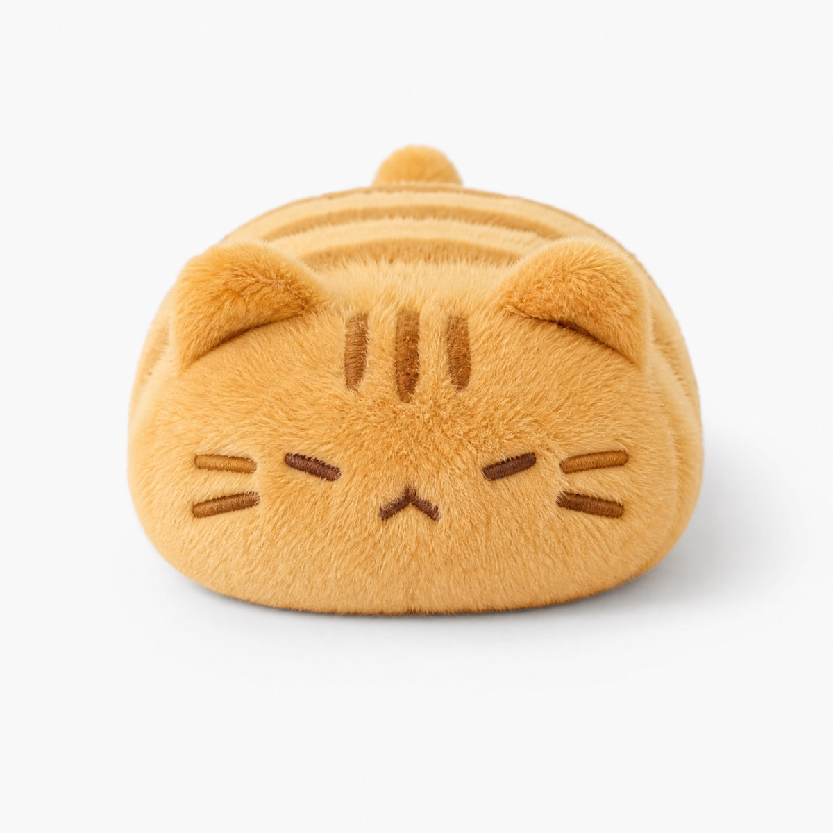 Gestreiftes orangefarbenes Katze Kuscheltier - Weißer Hintergrund frontal