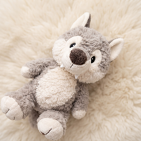 Grauer Wolf Kuscheltier für Kinder sitzend - Material-Detail