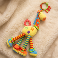 Giraffe Greifling Rassel mit Beißring - Detail Material