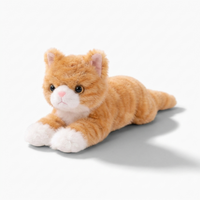 Realistisches Katzen-Kuscheltier Stofftier - Weißer Hintergrund seitlich