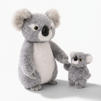 Koala Kuscheltier mit Baby auf dem Arm - Weißer Hintergrund seitlich