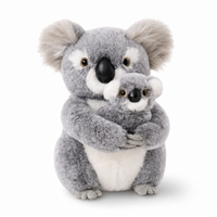 Koala Kuscheltier mit Baby auf dem Arm - Weißer Hintergrund frontal