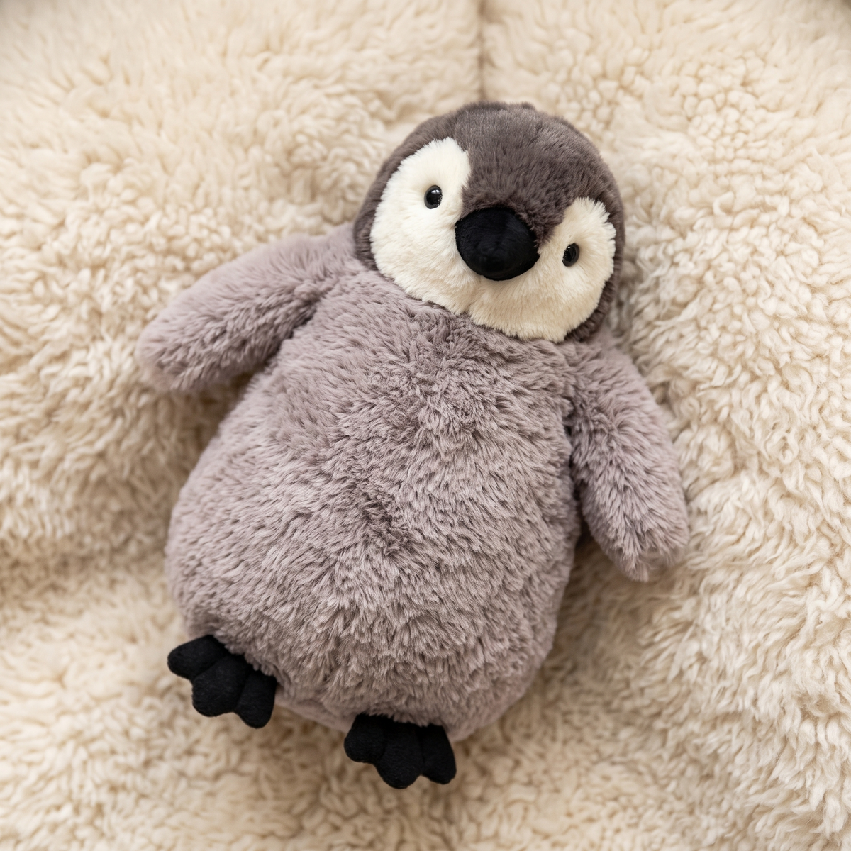 Kuscheliger Pinguin als Schlafkissen - Detailansicht Material