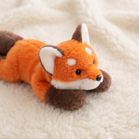 Liegendes Fuchs Kuscheltier in hellem Orange und Weiß - Detailansicht Material