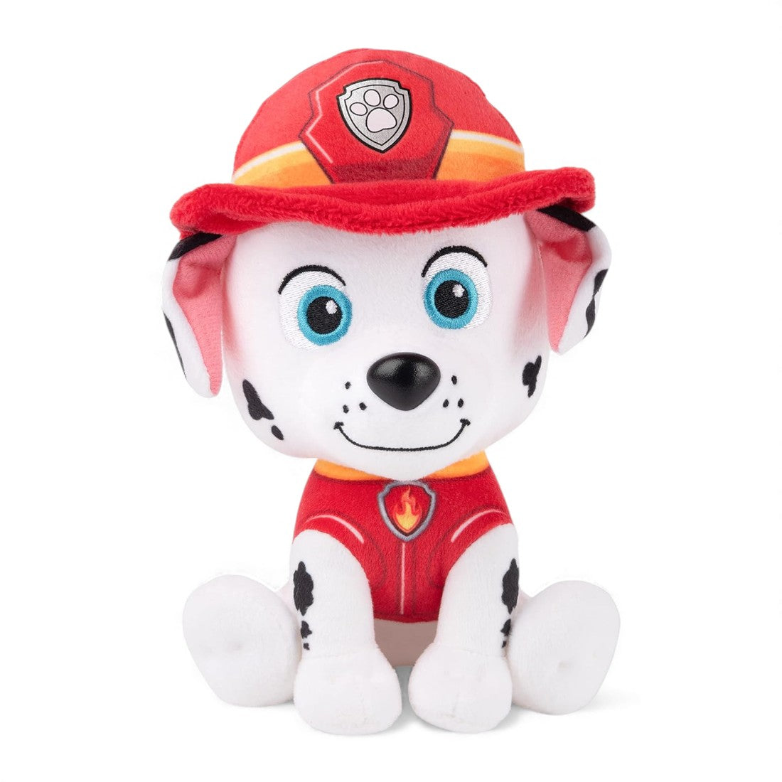 Marcus-Kuscheltier von der Paw Patrol, weißer Dalmatiner mit schwarzen Flecken, rotes Outfit und roter Feuerwehrhelm, sitzend und lächelnd auf weißem Hintergrund.