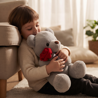 Teddybär Kuscheltier mit roter Rose zum Valentinstag - Verwendung in gemütlichem Interieur