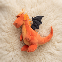 Orangefarbenes Drachen-Kuscheltier mit schwarzen Flügeln - Detailansicht Material
