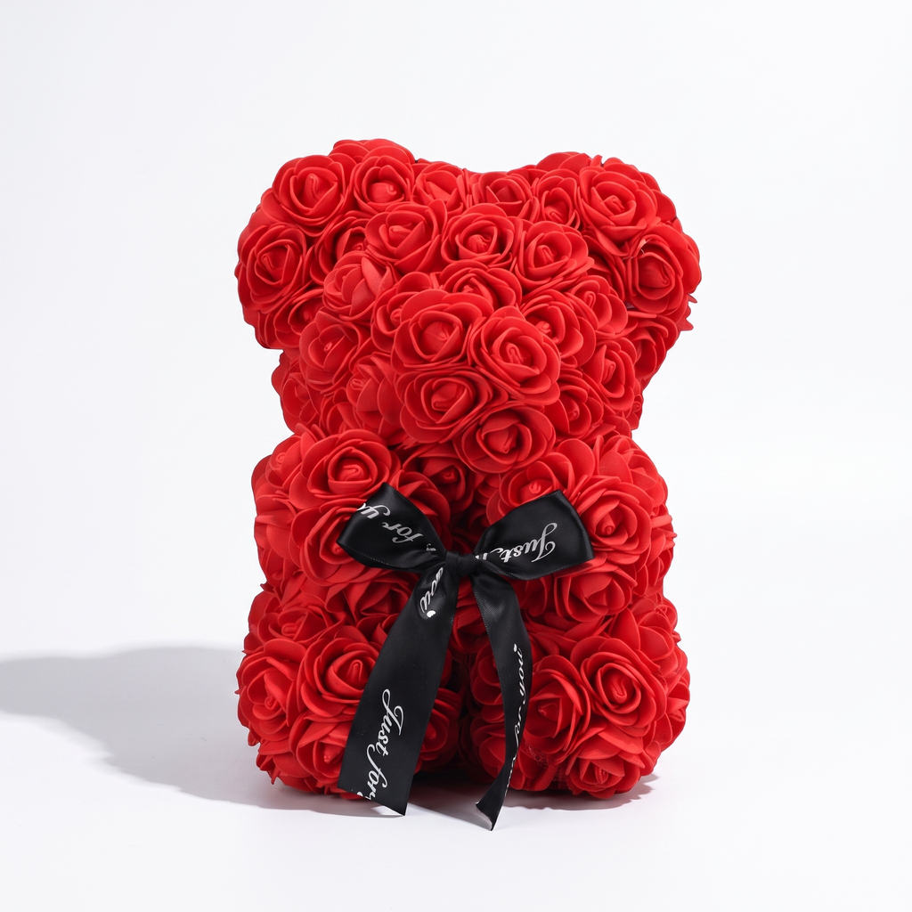 Rosenbär mit Schleife Valentinstag - Frontalansicht auf weißem Hintergrund