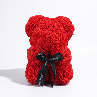 Rosenbär mit Schleife Valentinstag - Frontalansicht auf weißem Hintergrund