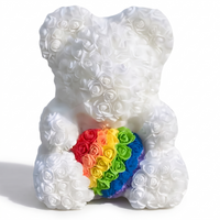 Rosenbär Kuscheltier Weiß mit Regenbogenherz 40 cm - weißer Hintergrund Frontalansicht