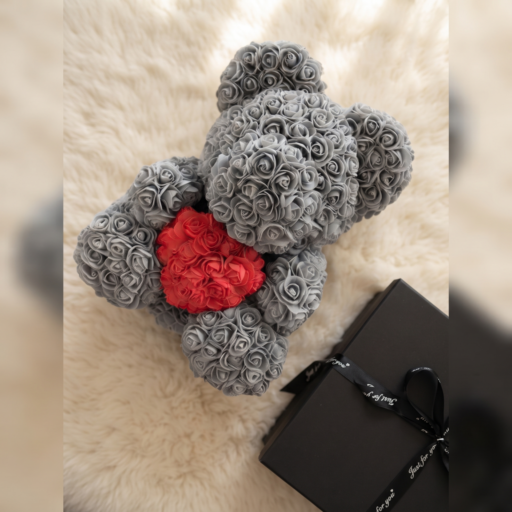 Grauer Rosen-Teddybär Kuscheltier mit rotem Herz - Material-Detail