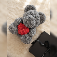 Grauer Rosen-Teddybär Kuscheltier mit rotem Herz - Material-Detail