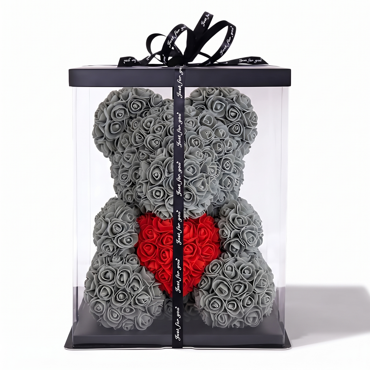 Grauer Rosen-Teddybär Kuscheltier mit rotem Herz - Weißer Hintergrund Frontal