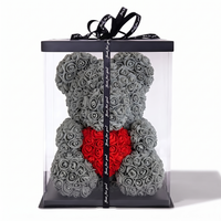 Grauer Rosen-Teddybär Kuscheltier mit rotem Herz - Weißer Hintergrund Frontal