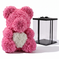 Rosenbär Kuscheltier Rosa mit weißem Herz - weißer Hintergrund Frontalansicht