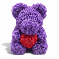 Rosenbär Kuscheltier Violett mit rotem Herz - weißer Hintergrund Frontalansicht