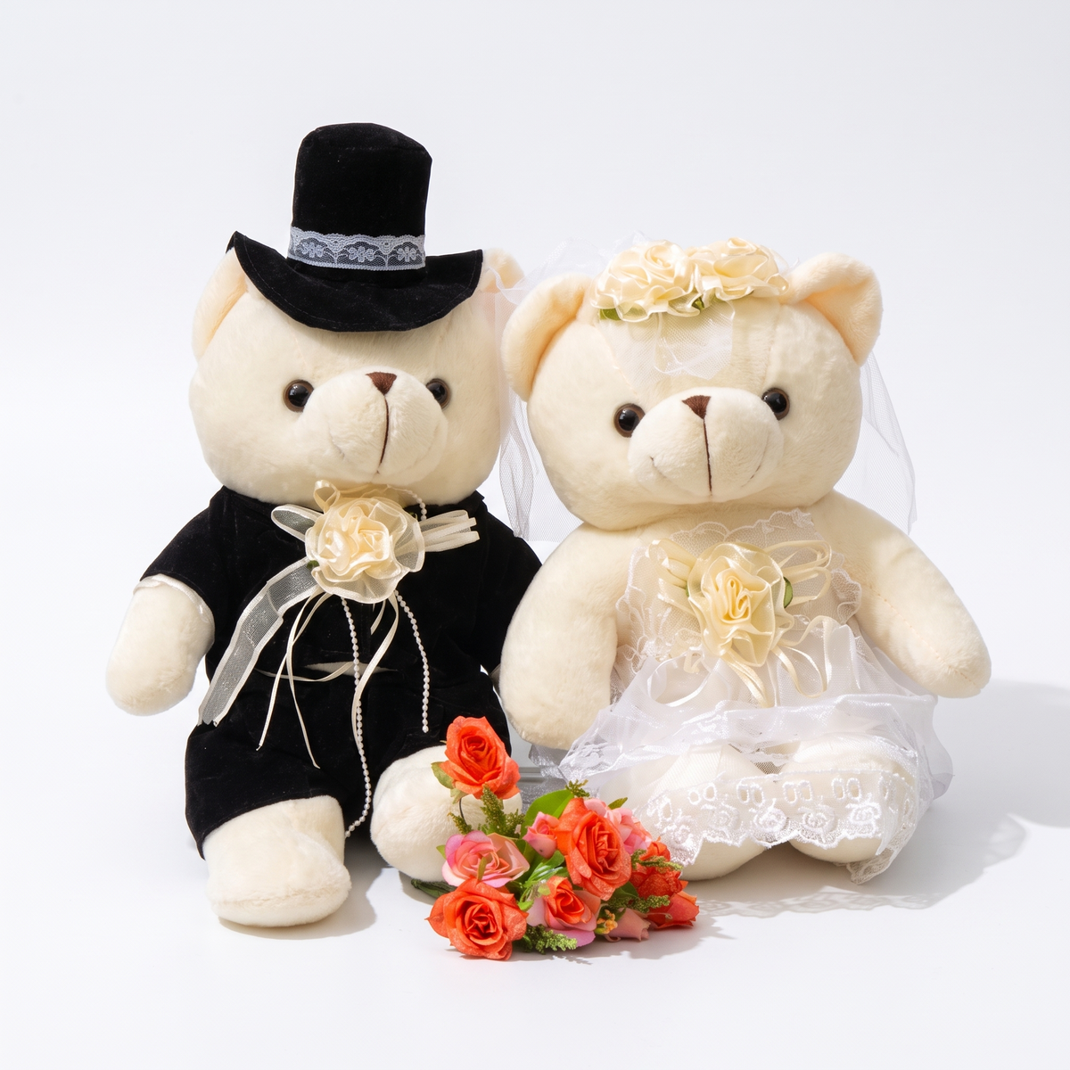 Teddybär Kuscheltier Brautpaar im Hochzeitskostüm - Weißer Hintergrund Frontal