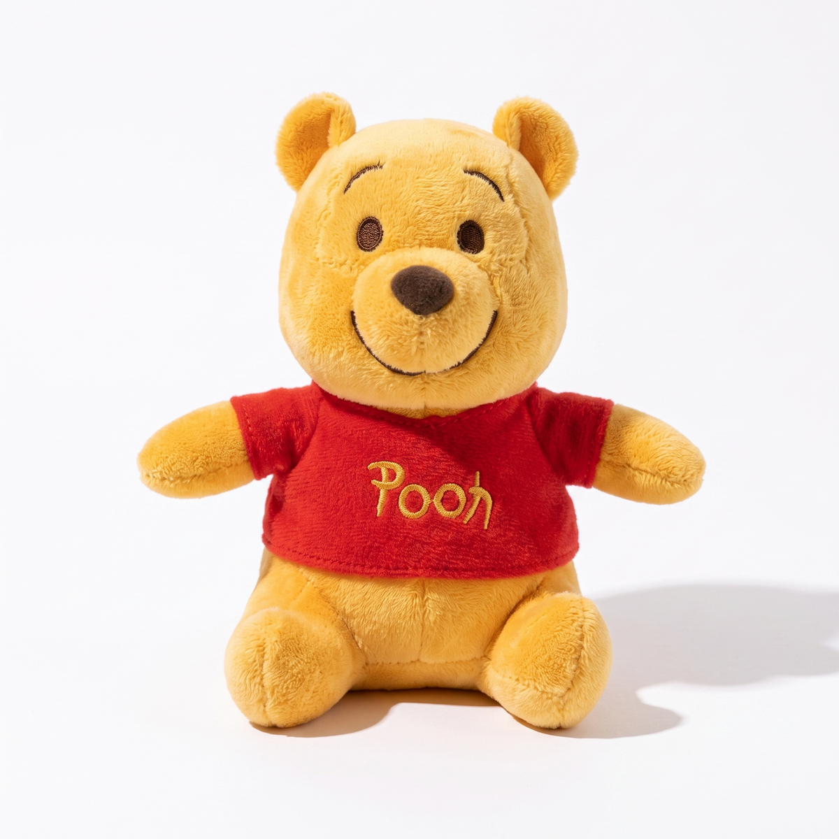 Magnet-Kuscheltier für die Schulter Winnie Puuh - Frontalansicht auf weißem Hintergrund