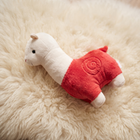 Rotes Alpaka Kuscheltier 28cm kuschelig - Materialdetail