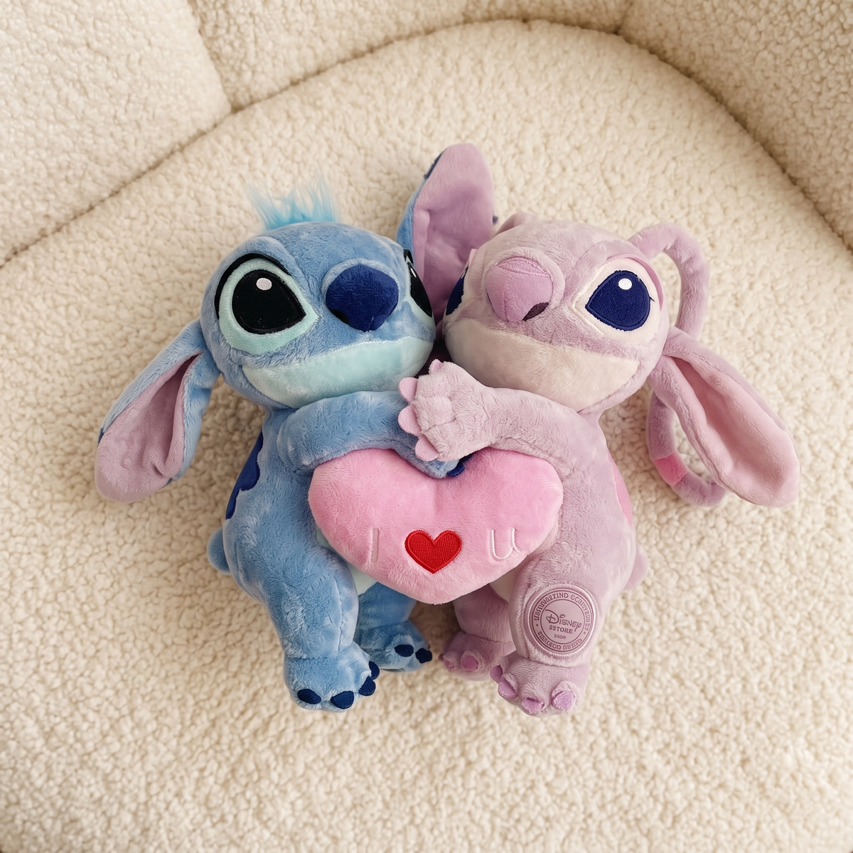 Stitch und Angel Kuscheltier Duo verliebt - Detailansicht Material