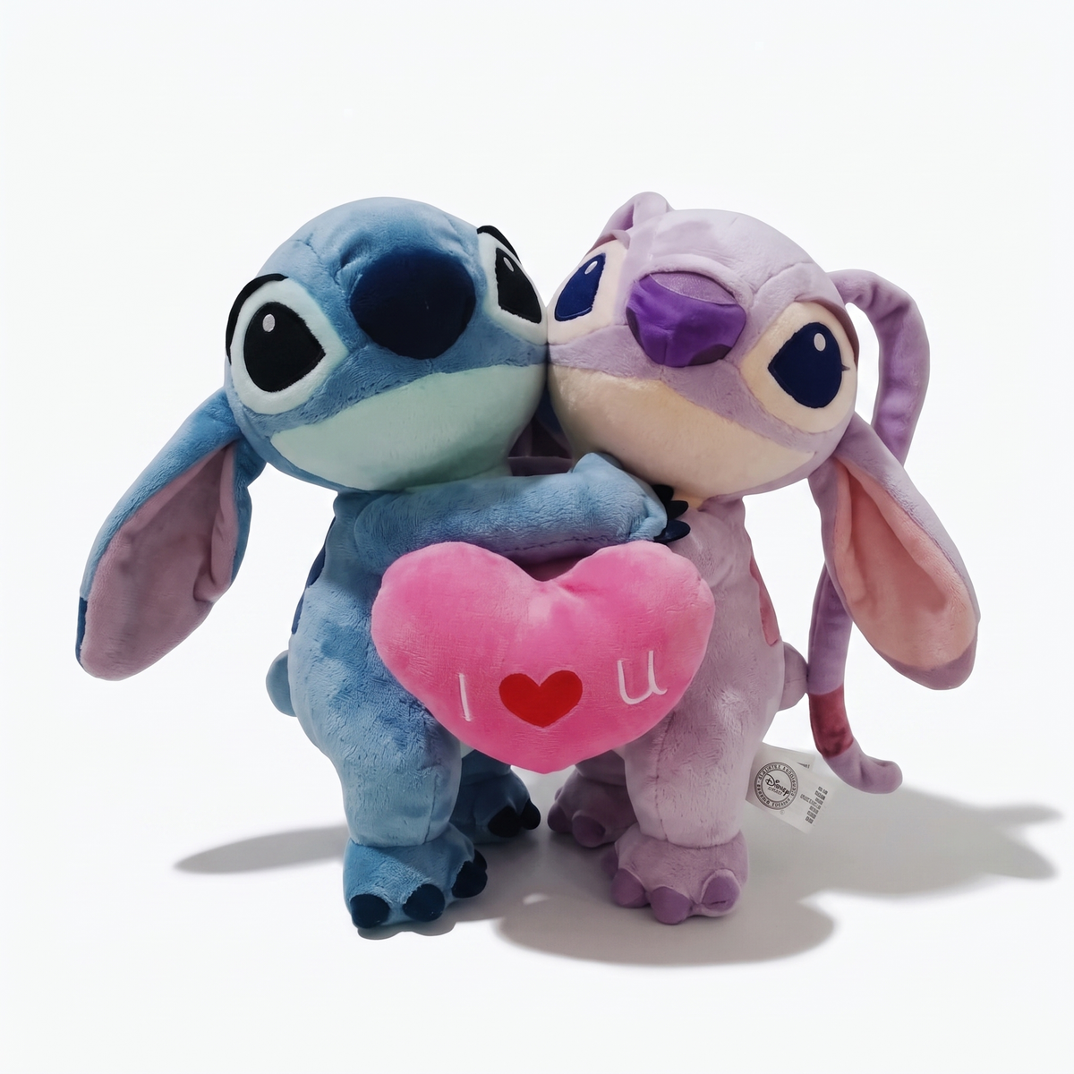 Stitch und Angel Kuscheltier Duo verliebt - Frontalansicht auf weißem Hintergrund
