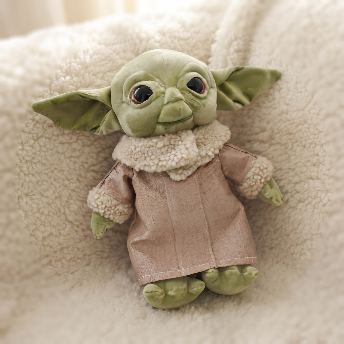 Baby Yoda Kuscheltier mit Mantel - Detailansicht Material