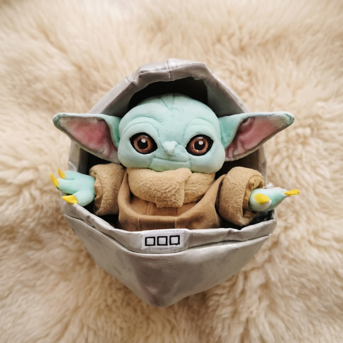 Baby Yoda Kuscheltier in der Wiege 23cm - Detailansicht Material
