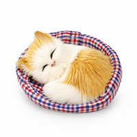 Schlafende Katze Kuscheltier mit Deko-Körbchen - Modell 1