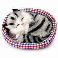 Schlafende Katze Kuscheltier mit Deko-Körbchen - Modell 4