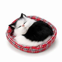 Schlafende Katze Kuscheltier mit Deko-Körbchen - Modell 6