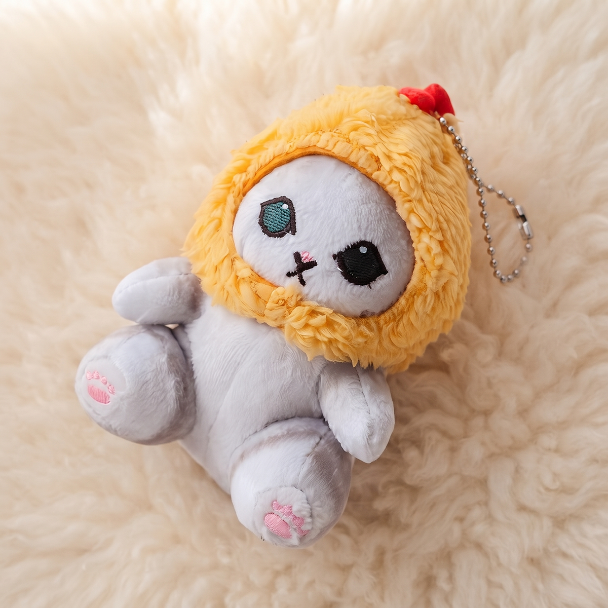Katze Kuscheltier im Hühner-Kostüm mit gelber Kapuze - Detail Material