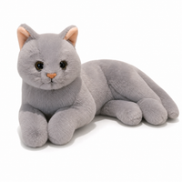 Graue Katze Kuscheltier realistisch 30 cm - Frontalansicht auf weißem Hintergrund