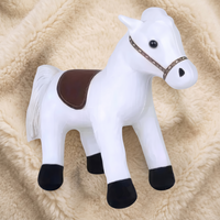 Weißes Pferd Kuscheltier mit braunem Sattel 35 cm - Detailansicht Material