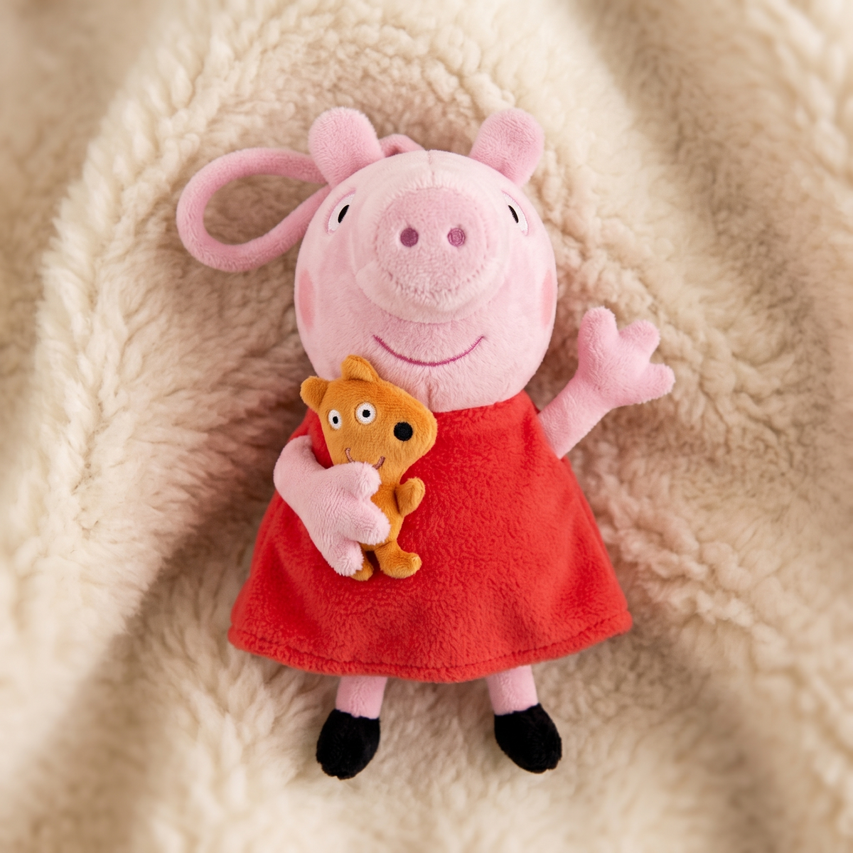Rosa sitzendes Schwein Kuscheltier mit Teddybär - Detail Material