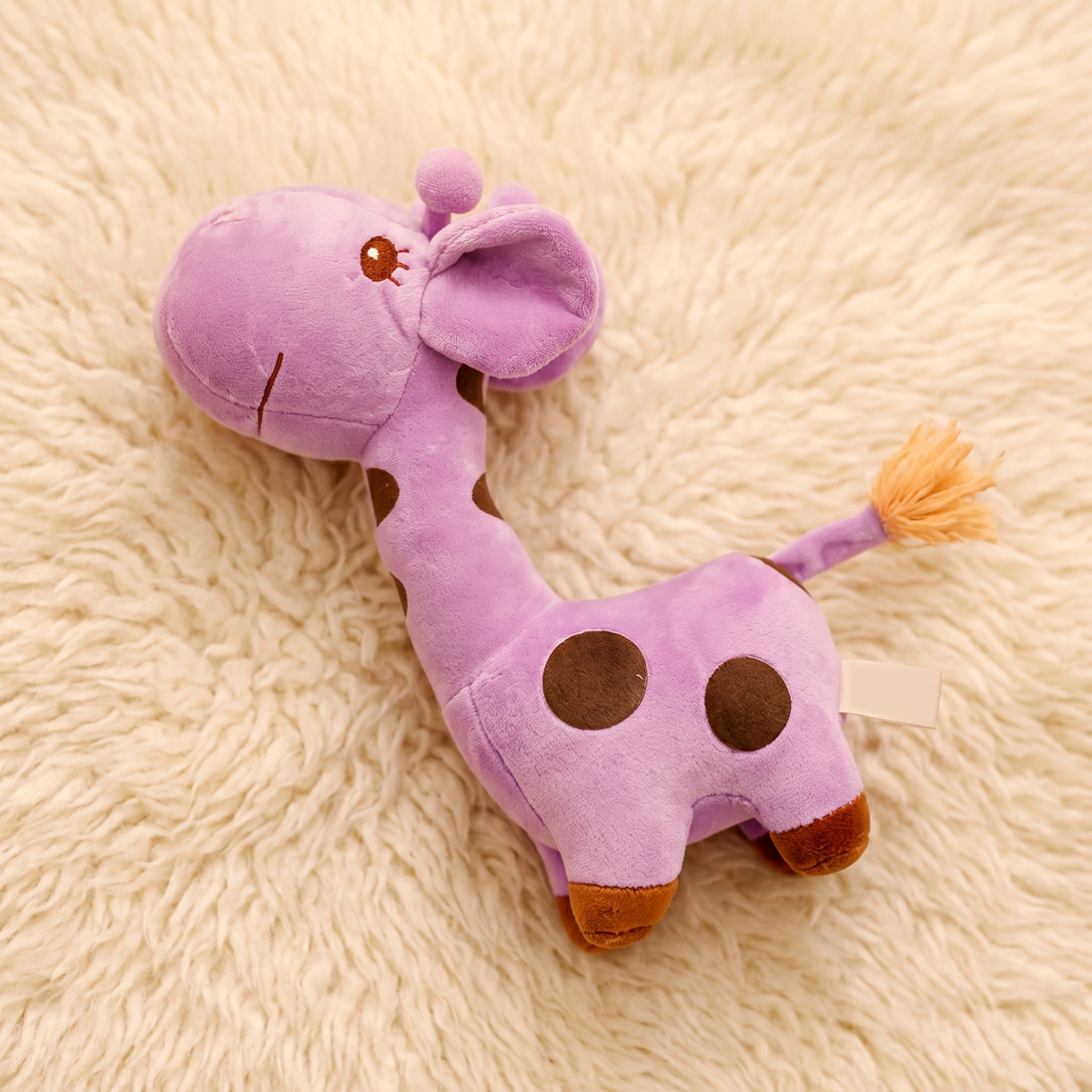Giraffe Kuscheltier Violett weich mit schwarzen Flecken - Detail Material