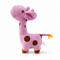 Giraffe Kuscheltier Violett weich mit schwarzen Flecken - Weißer Hintergrund frontal