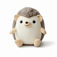 Igel Kuscheltier, liebenswert, Braun und Creme - Frontalansicht auf weißem Hintergrund