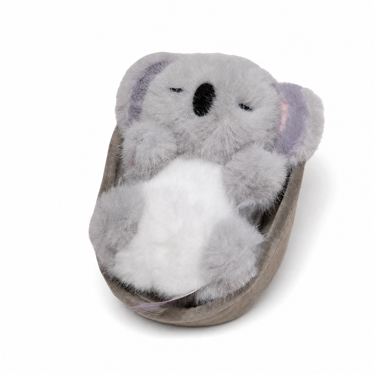 Schlafendes Koala Kuscheltier mit gemütlichem Nest - Frontalansicht auf weißem Hintergrund