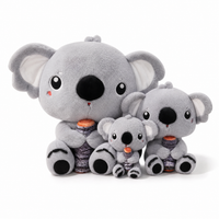 Graues Koala Kuscheltier mit Bambus - weißer Hintergrund Frontal