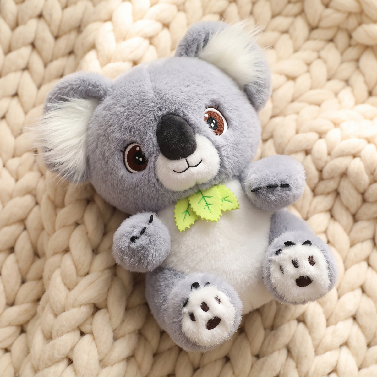 Graues Koala Kuscheltier mit Eukalyptusblatt - Detail Material
