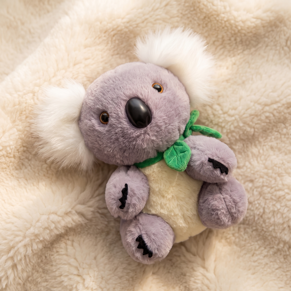 Koala Kuscheltier Grau und Weiß mit Eukalyptusblatt - Detail Material