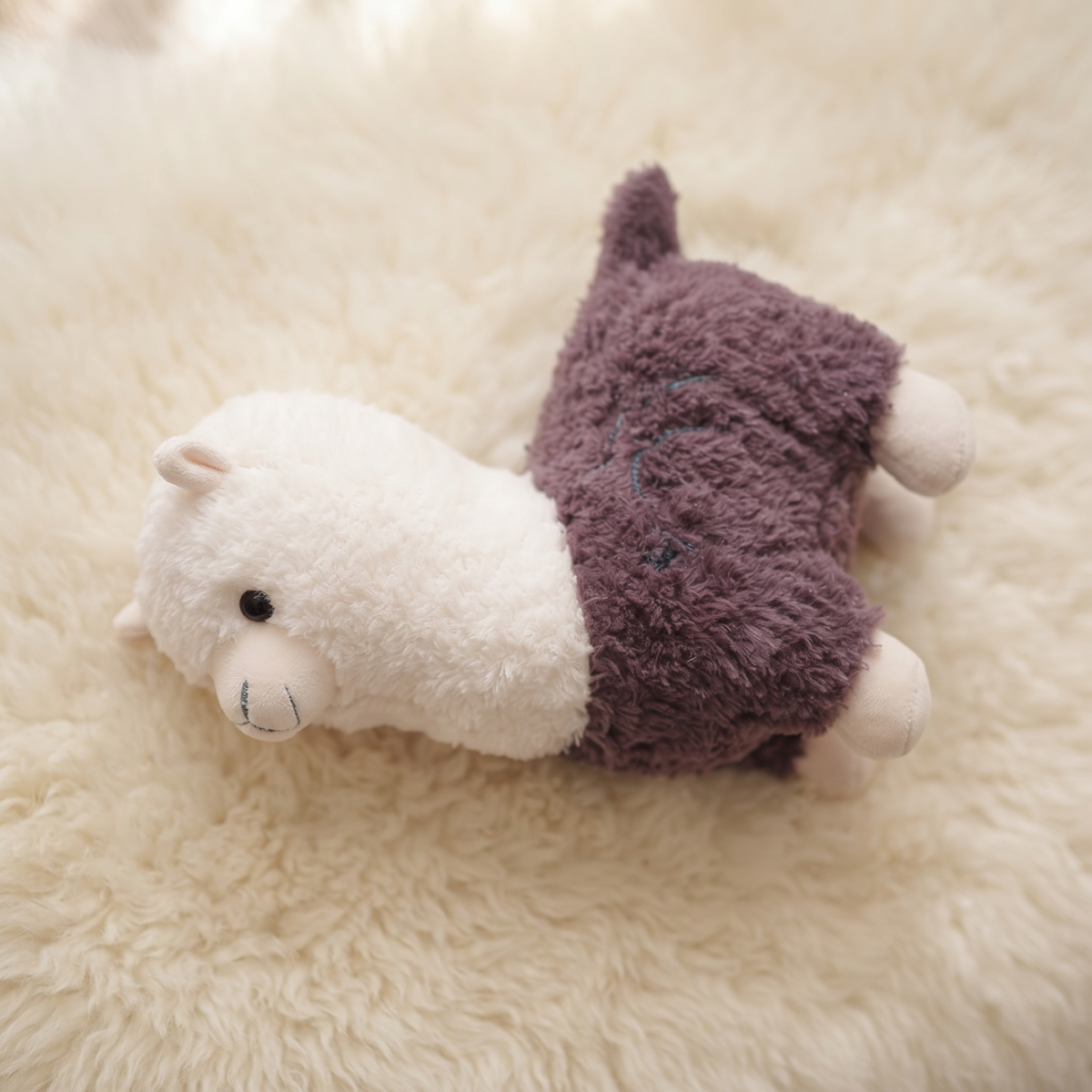 Zweifarbiges Lama Kuscheltier Violett und Creme 28cm - Materialdetail