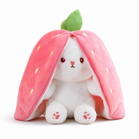 Erdbeer-Hase Kuscheltier 2-in-1 verwandelbar - Frontalansicht auf weißem Hintergrund