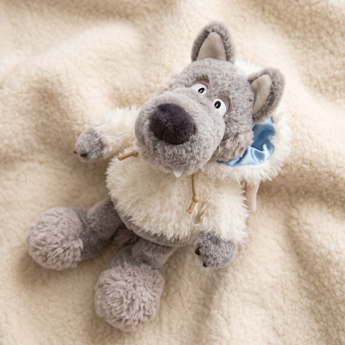 Wolf Kuscheltier im weißen Schaf-Kostüm - Detail Material