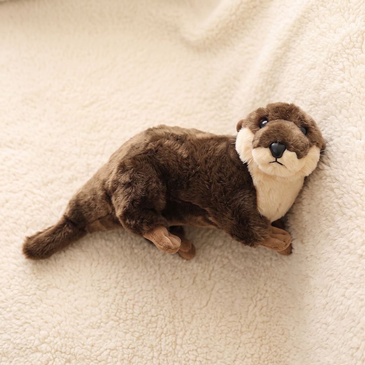 Naturgetreues braunes Otter Kuscheltier 40 cm - Materialdetail