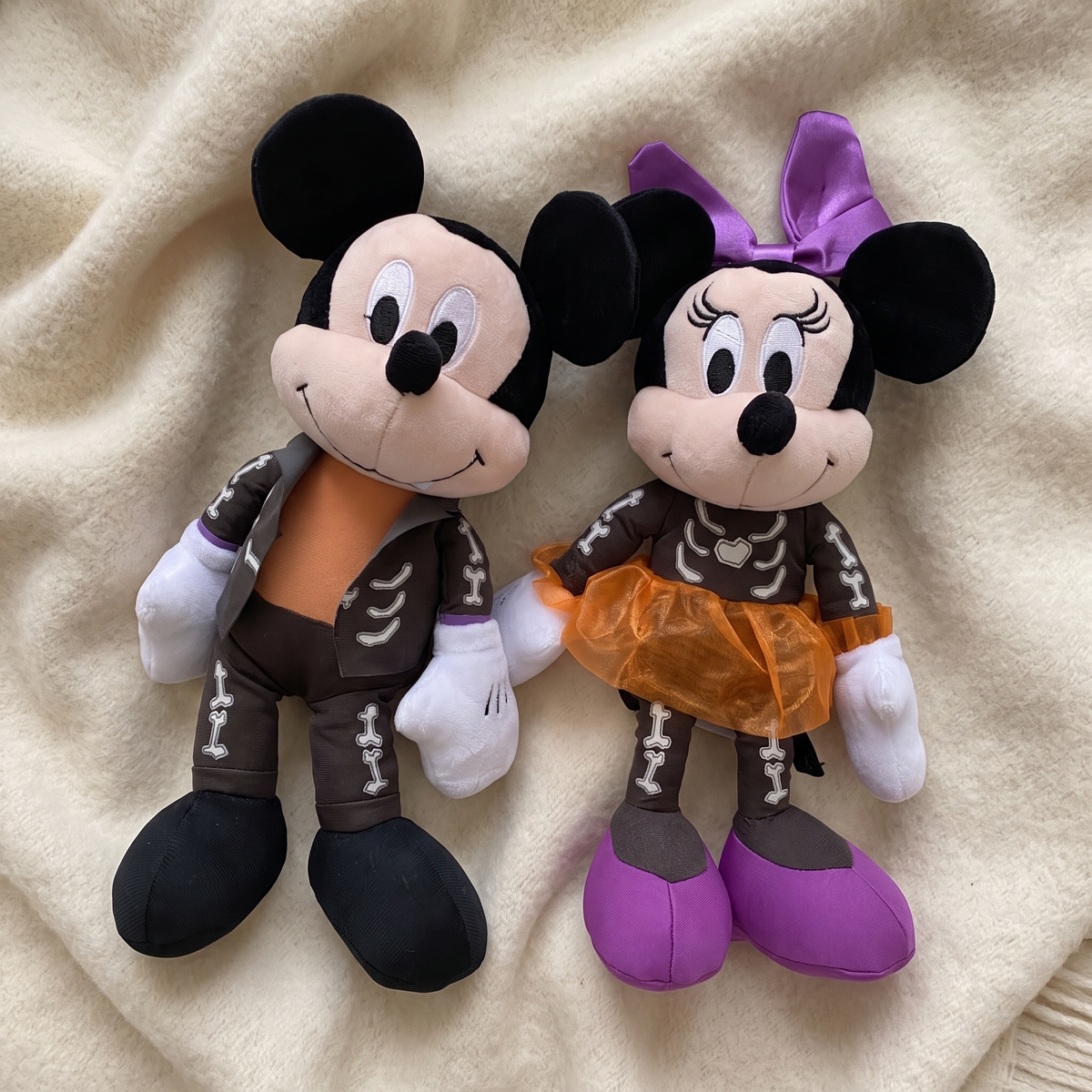 Mickey und Minnie Kuscheltier Halloween-Skelett - Detailansicht Material