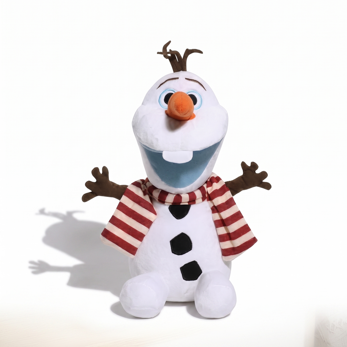 Olaf Schneemann Kuscheltier 28 cm - Frontalansicht auf weißem Hintergrund